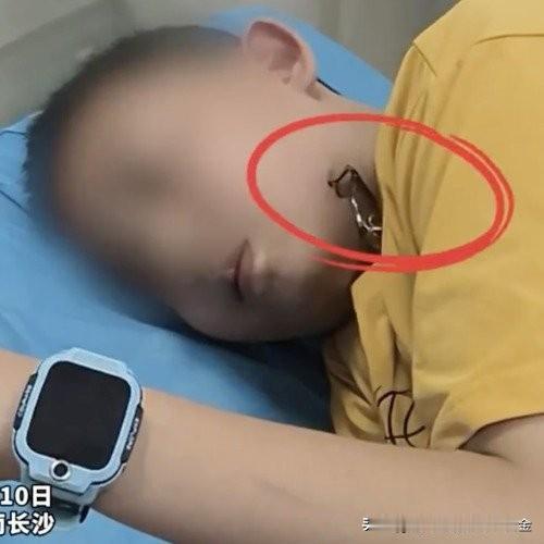 近日湖南长沙梅溪湖发生一起意外安全事故。一名12岁男孩在湖边游玩时，近距离围观路