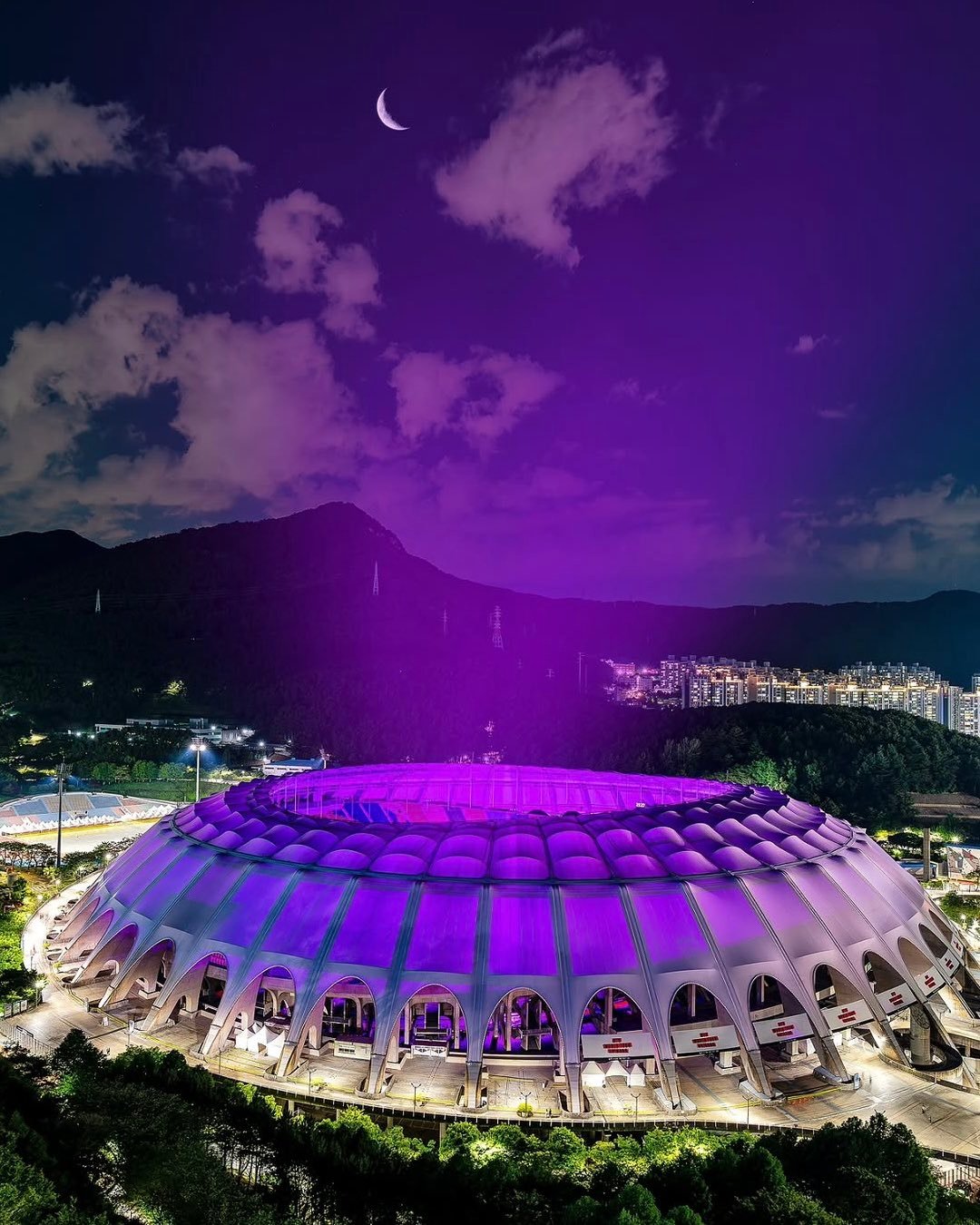 我靠 这太美了。釜山周年场有种神秘的磁场在吸引着人们朝圣/btsdaily77 