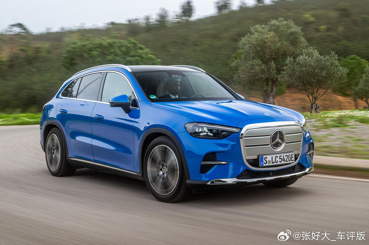 不确定到底是谁在主导新一代奔驰的设计…且不说这个大脸有多违和，官方宣传片用亮蓝色