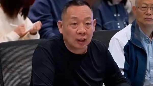 于东来称满分100给员工打10分于东来提到，三十年来胖东来的运营始终轻松自由，但