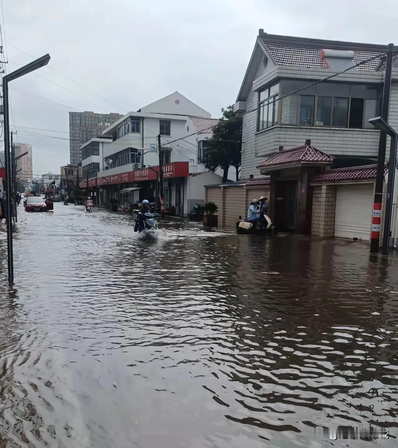 今天清晨，南通好大的雷！风雨交加之后，北三县狼藉一片？

清晨4点~5点多的样子
