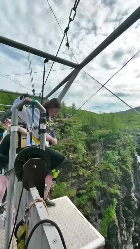 马思纯蹦极犹豫了0秒 马思纯蹦极真的太让人佩服了！她站在蹦极台上，眼神坚定，没有