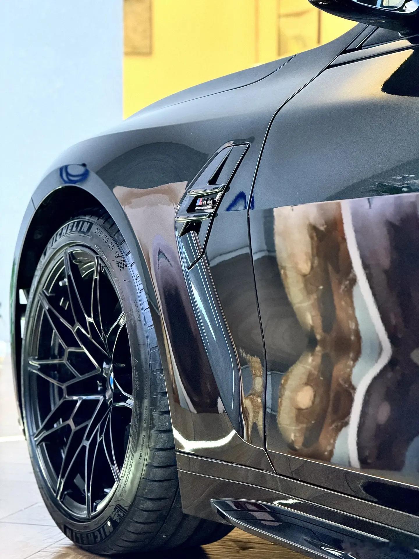 宝石青M4黑武士，暗夜中的猎手。每一寸线条都透着狠劲，启动的声浪是低吼。它不只是