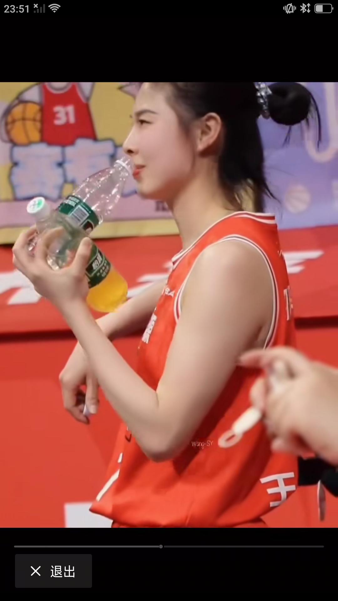 【赛场外老六穿着时尚，青春靓丽，明星气质拉满。赛场上球风硬朗，思维敏捷，十足的女