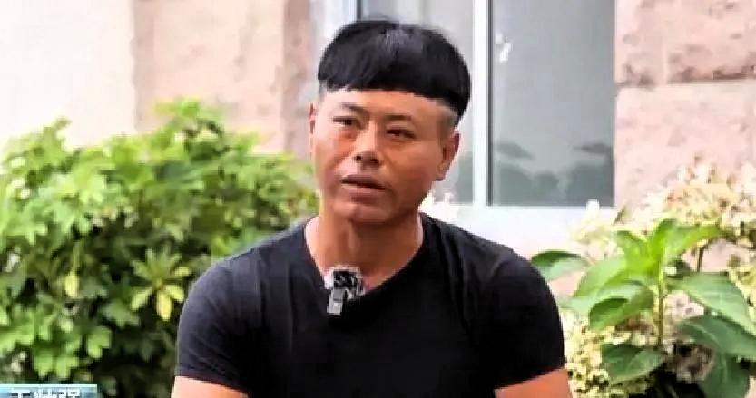 山东威海，一家三口去海边玩，父子俩不慎被海浪卷走，母亲急得大喊：“有人会游泳吗？
