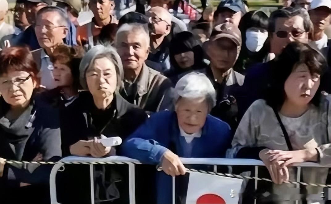 日本社会实在太压抑了…
繁文缛节逼迫女性
孤立无援逼死学生
盲目排外逼走旅人
这