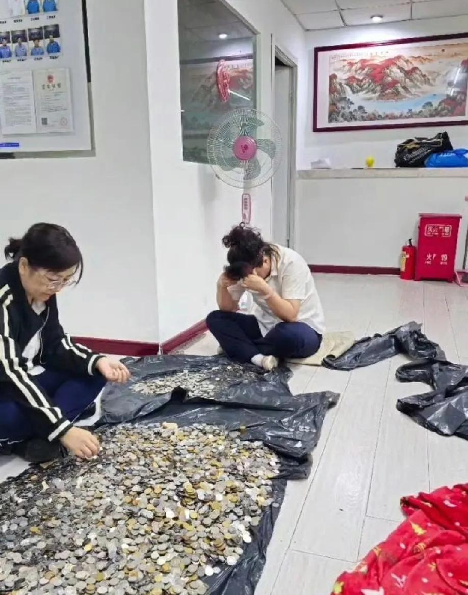 真有人这样数钱吗？太让人不敢相信了。啥时代了都，就没有一个大聪明吗？一个坑次坑次