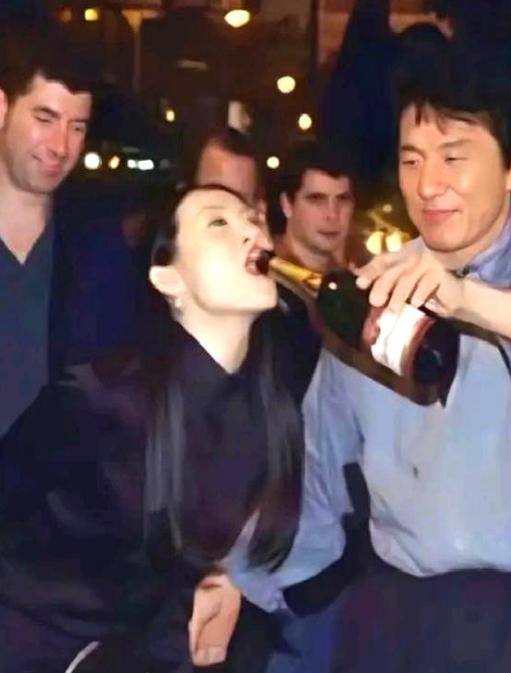 那年那场生日宴的火爆程度，搁在今天怕是热搜榜都要直接崩掉，1.8万一瓶的高档红酒