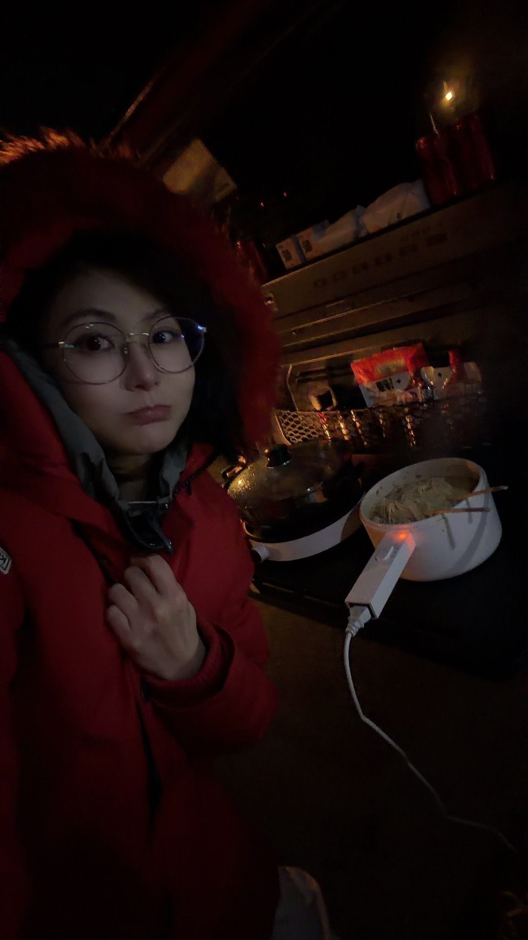 还有没睡的宝贝吗？我在海边做好饭啦🍜请你吃香香面条和蒸虾！ 