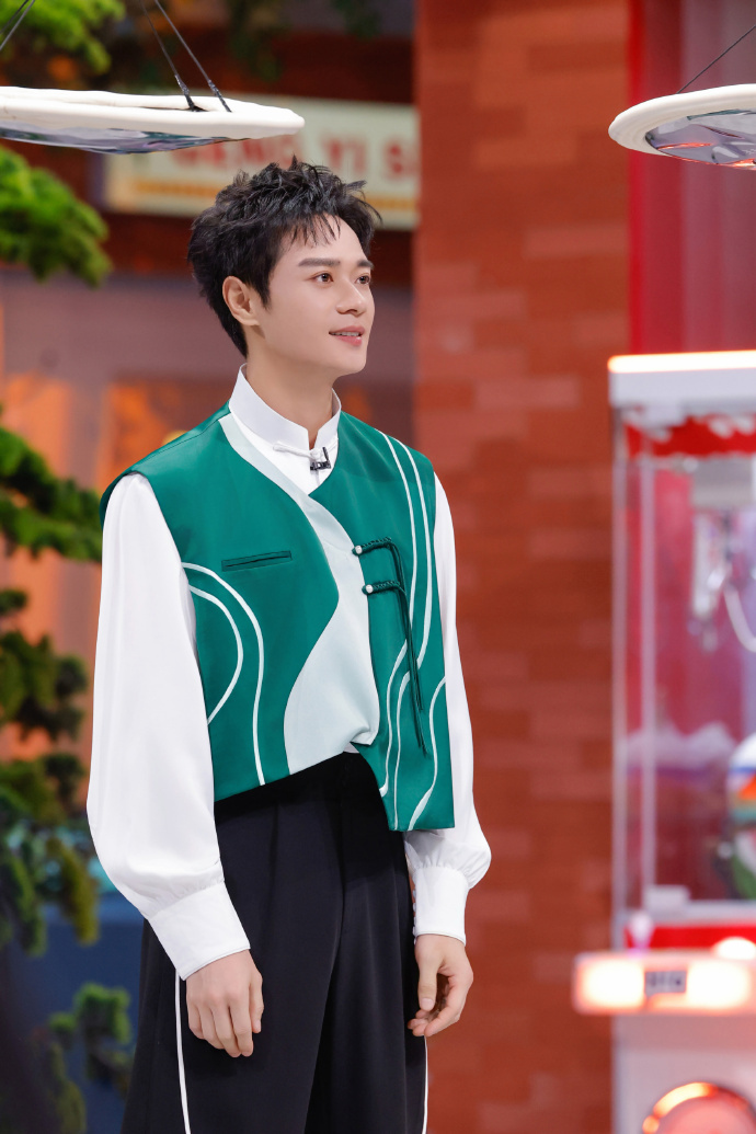 曹骏暗中观察中 曹骏你好星期六剧照九宫格送达~暗中观察中！期待比武对决中的曹小公