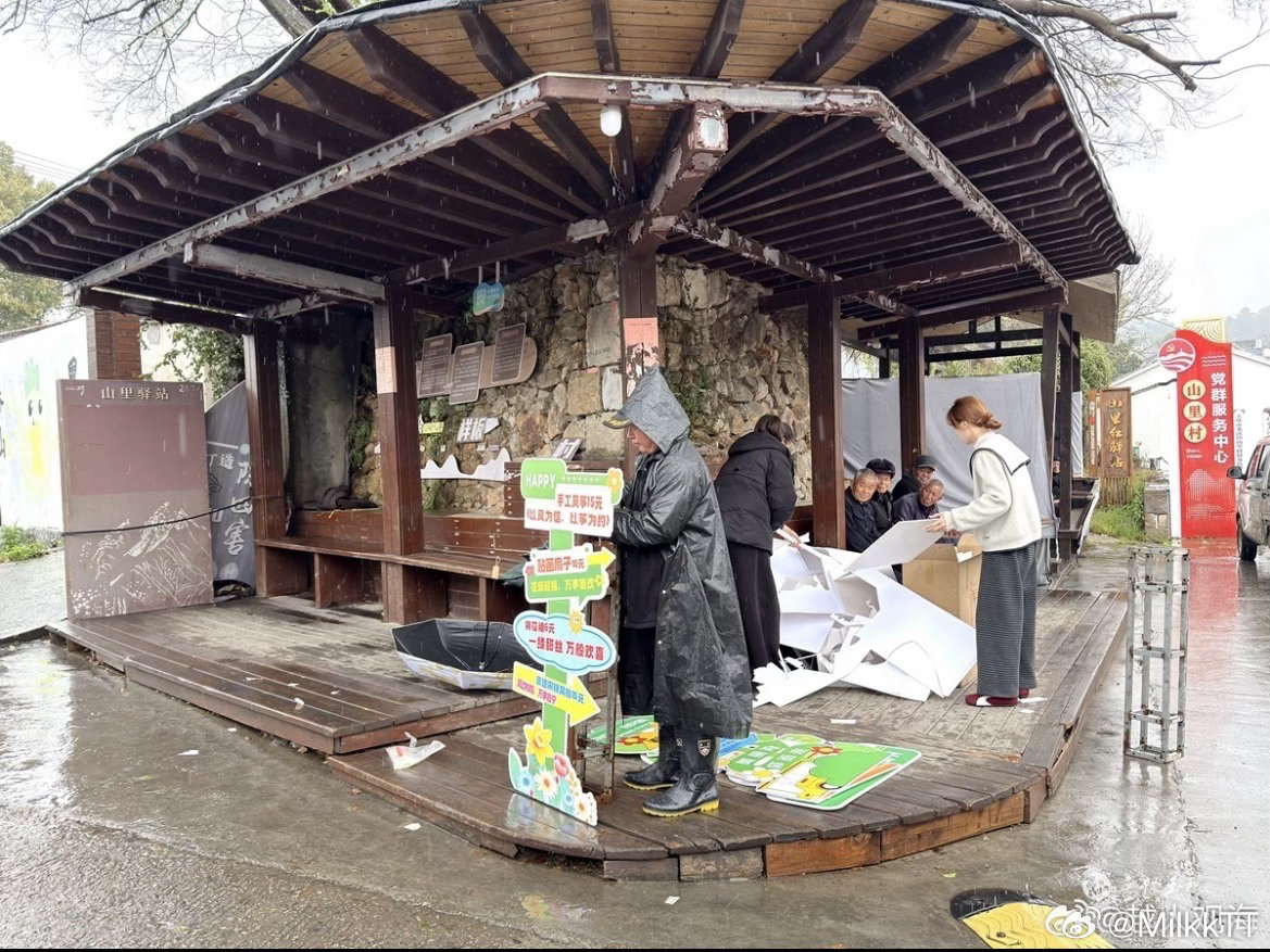 玉环春日限定油菜花邀你共赏共富新画卷春漫山里，花开成海。玉环山里村230余亩油菜