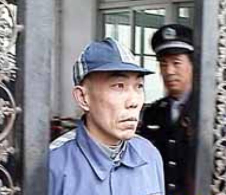 13年前，他因抢劫罪、盗窃罪被捕，5年后领到了16年刑期，但在服刑期间，他竟又被