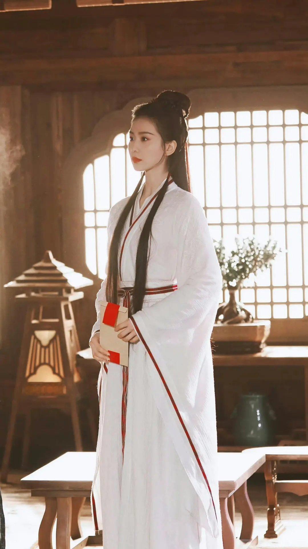 刘诗诗和章若楠的造型完全一样啊 也太雷同了 ​​​