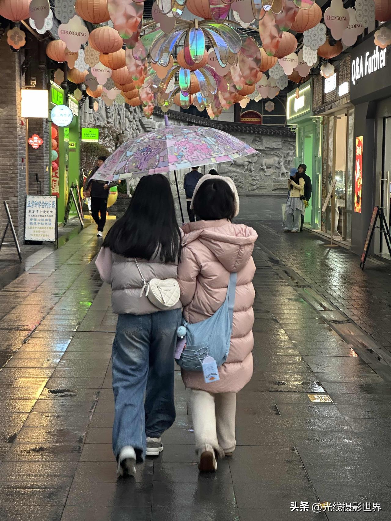 3月15日，重庆大降温，不少人都穿上了羽绒服，是真的穿上了羽绒服！好在，中央气象
