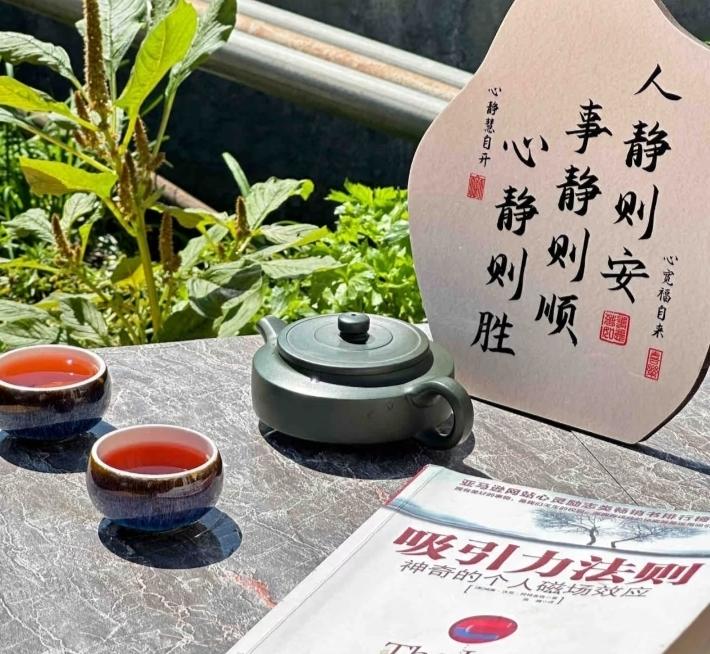 今日不知缘何，甚是烦躁。
本就不喜下午，偏又太阳照进半间房子，白晃晃的，引得心里