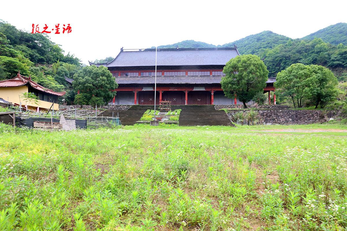 游历山水，在一处隐秘的山岙中看到一座寺院，周围荒草蔓延，更加奇怪的是，寺院的大门