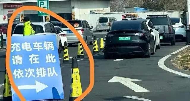国庆高速最大反差！电车排队渡劫，油车混动从容赶路，太现实
