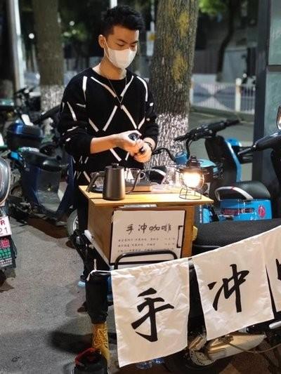 把咖啡摊摆到殡仪馆大门口，这究竟是精准拿捏了市场痛点，还是彻底搞错了商业边界？