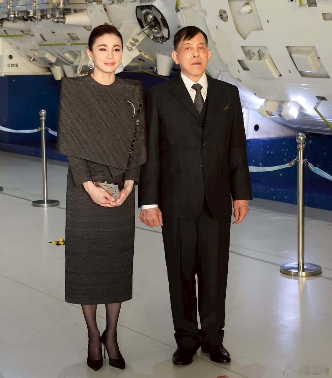 11月16日，泰国国王和王后参观北京市航天城。 