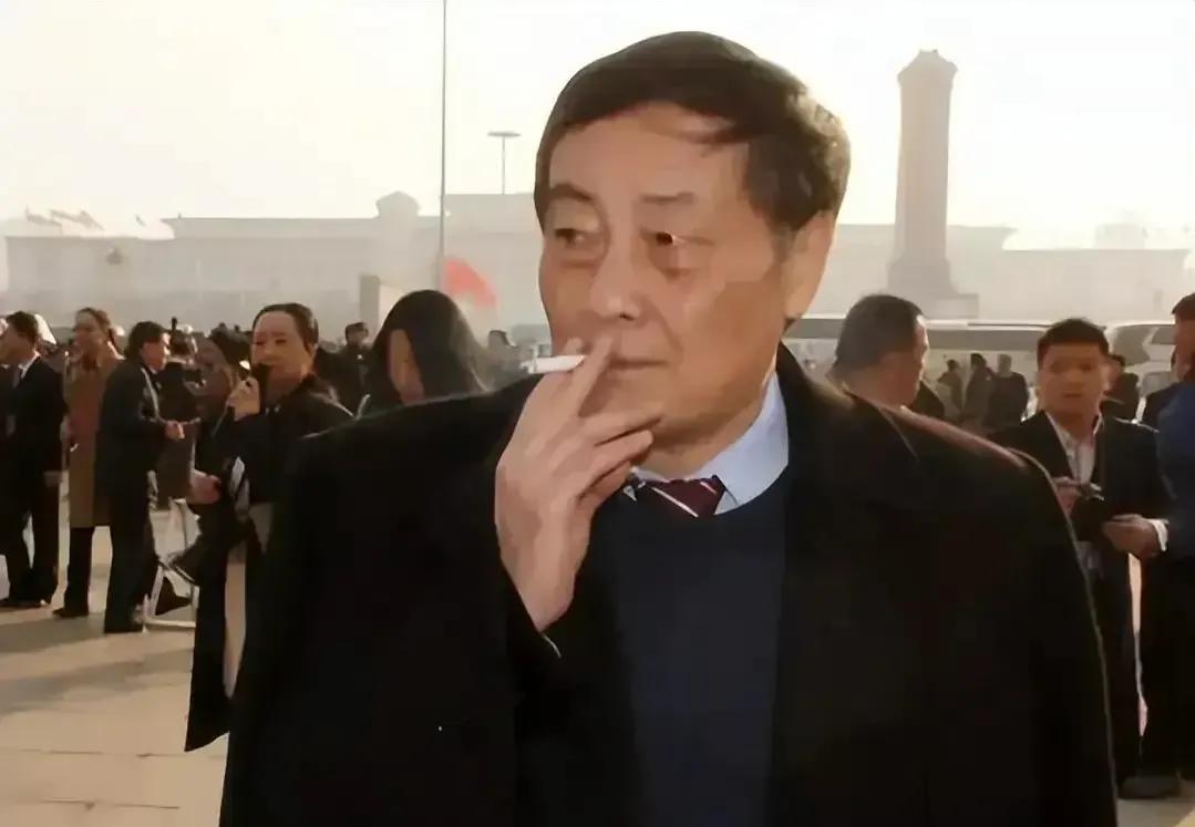我记得宗庆后是不抽烟的，至少在农场劳动的15年时间里不抽烟，回来怎么就抽上了？估