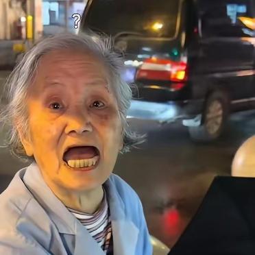 凌晨两点，成都街头那个92岁卖蛋烘糕的婆婆，上了热搜。有个路人刚说“要个10块的