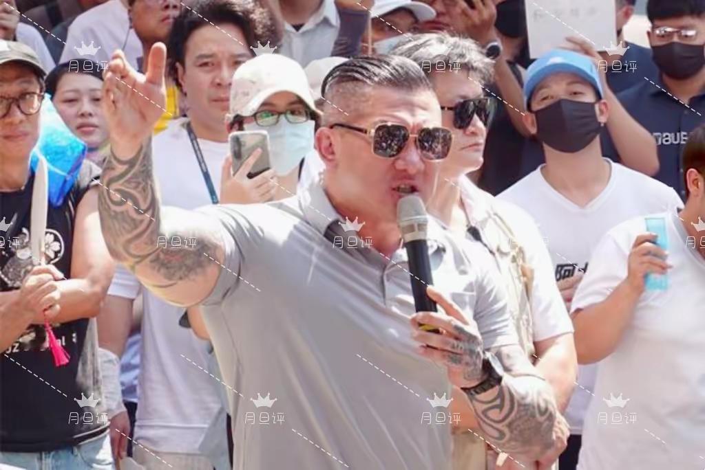 邱毅在与王炳忠的连线中表示，那些还在酸馆长、骂馆长的人良心都被狗吃了。
馆长来过