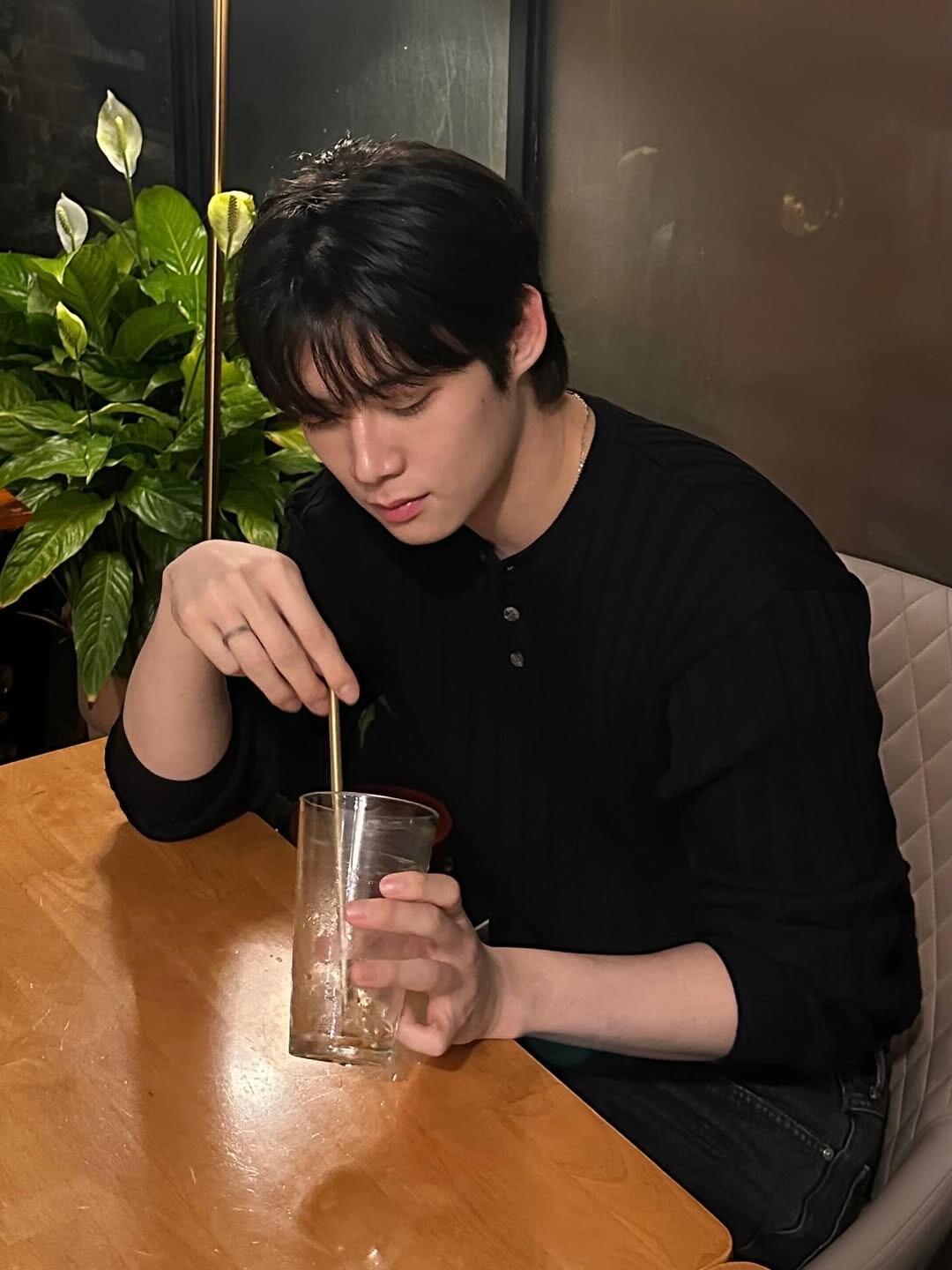好久没见到这么周正的韩国男演员了很难不被金允植惊艳到，干净柔和的五官，内敛又禁欲