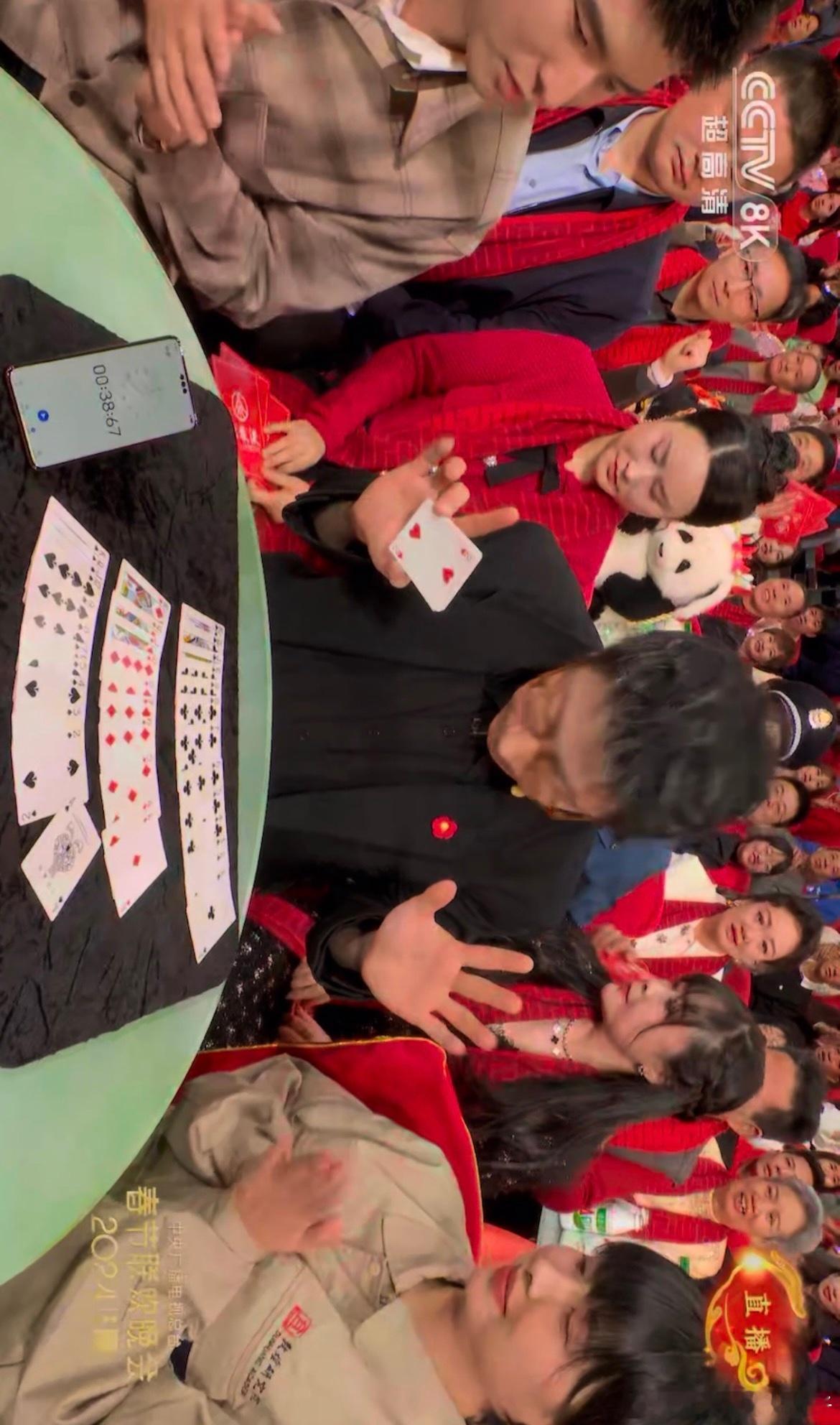 #春晚好多年没有见证奇迹的时刻了# 妈耶！我居然在春晚上看到了华为Mate60 