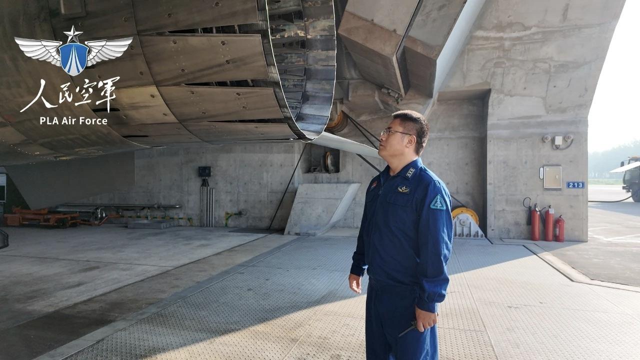 解放军机堡内景，坚固的设施，先进的战机，强大的涡扇10大推。
     现代战争