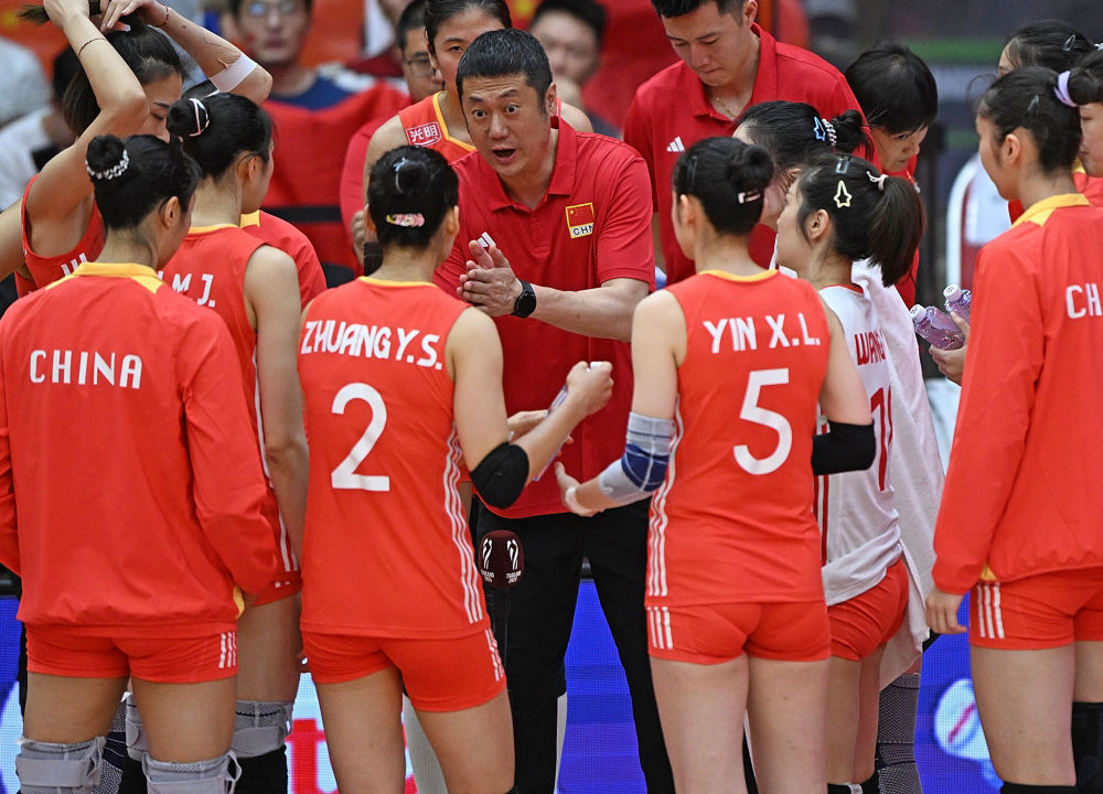 新华社的王镜宇、韦骅老师写了一篇关于中国排球2025的年终稿件《高开低走的202