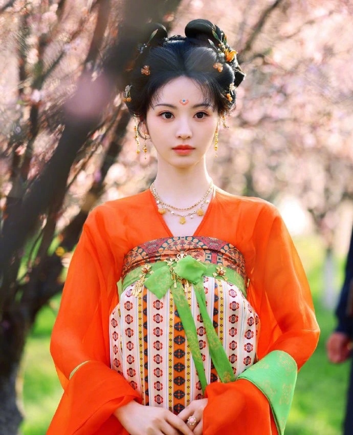 网传刘宇宁、田曦薇推了《风月不相关》，两位都不演了，这消息是假的。 ​​​