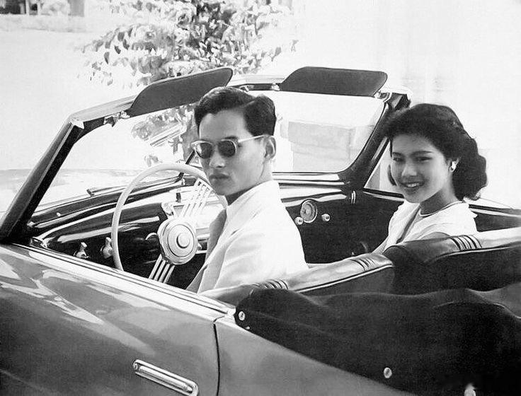 泰国王室 🇹🇭拉玛九世国王和诗丽吉王后，堂叔和堂侄女，他们曾经那么相爱。[嘻