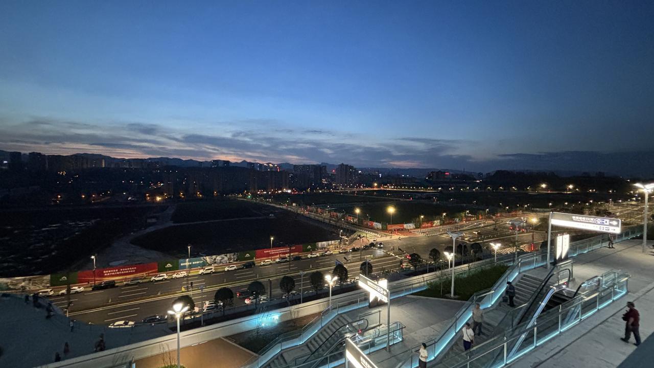 夜晚的天空也挺让人着迷。城市灯光与蓝色天空中落日余晖相互融合，显得特别好看。
我