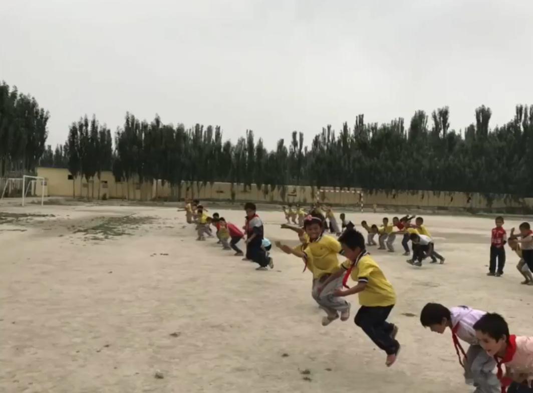 乡村小学里也有一支功夫女足没有光鲜装备、专业场地，且克村小学女足仅凭一腔热爱驰骋