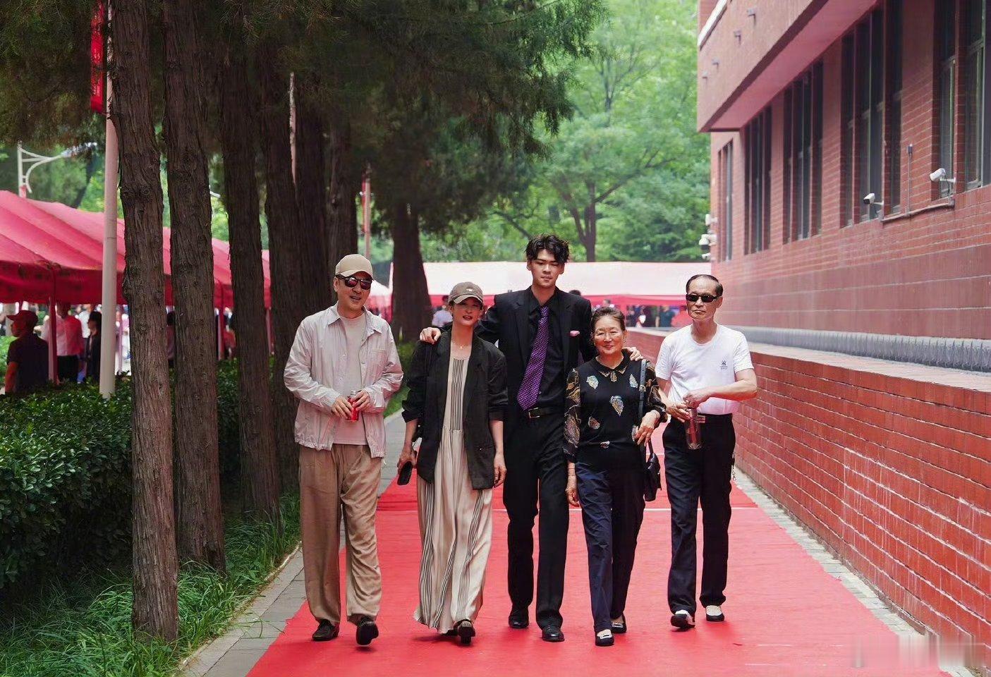 蒋勤勤晒大儿子毕业照亲临人大附中毕业典礼见证重要瞬间，蒋勤勤晒出儿子新旧对比照片