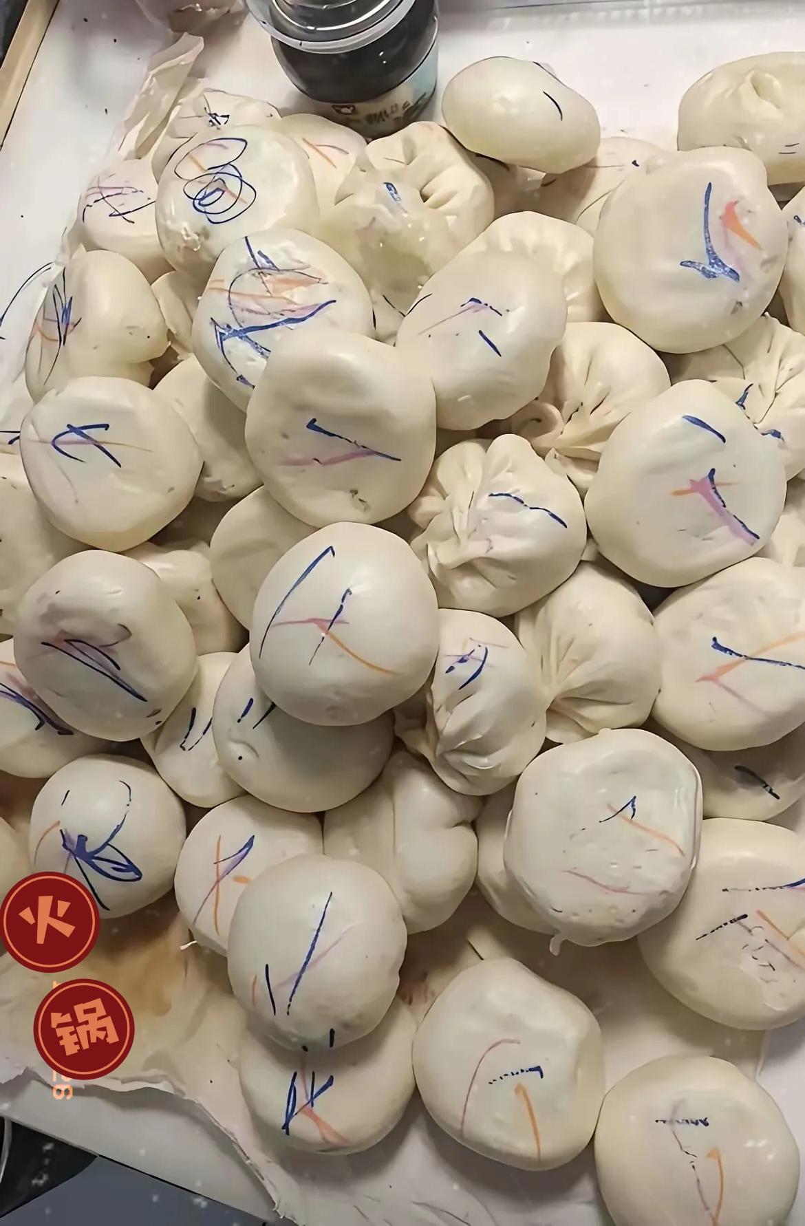 天塌了，友友们！婆婆蒸好的包子放那儿晾凉，说要装冰箱存着，让我帮忙看会儿就去午休