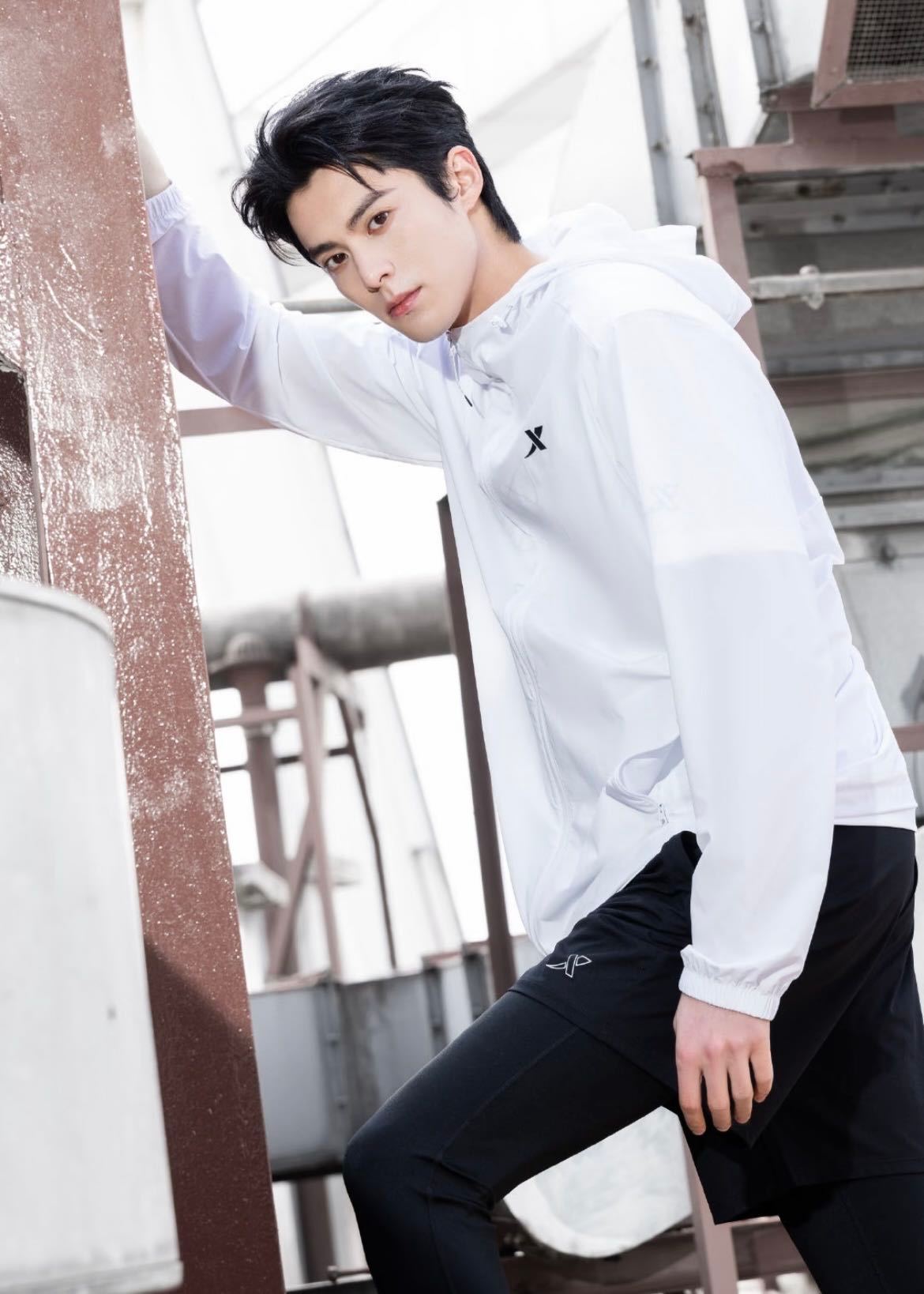 王鹤棣被喊帅锅锅的反应王鹤棣突然被路人打趣夸赞，不好意思地收敛笑意，耳根悄悄染上