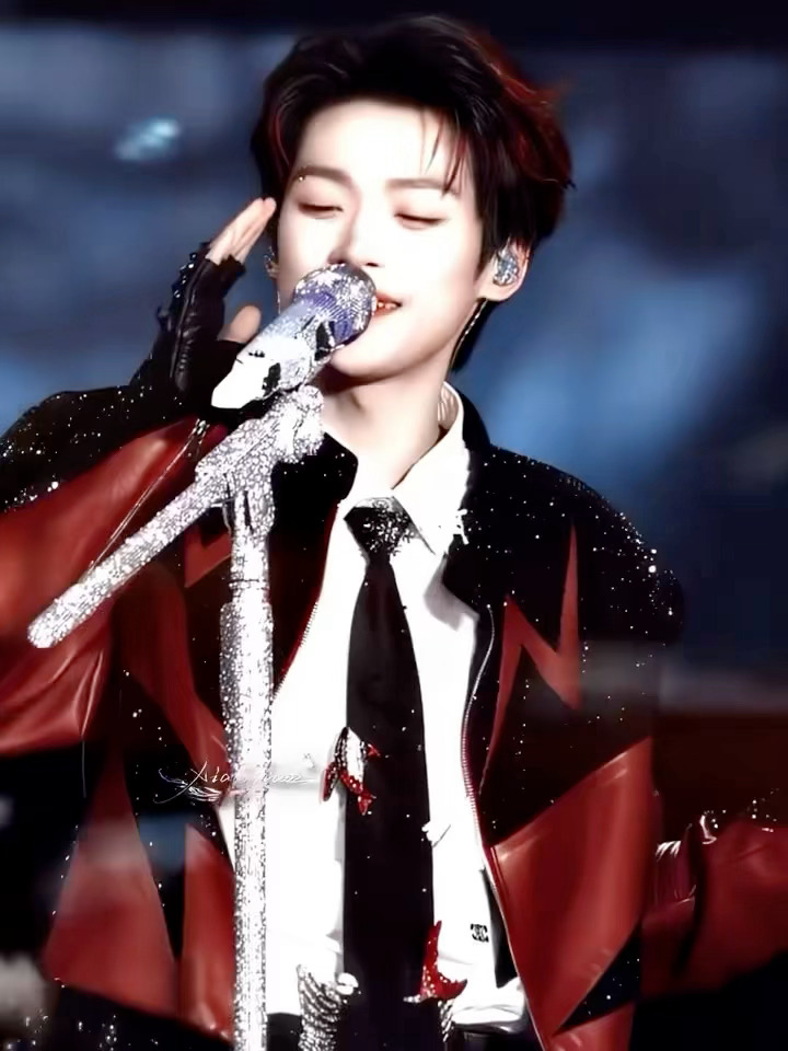 梓渝企鹅舞与万圣节自拍，一个活泼可爱一个青春男大！好喜欢这种反差！这个小梓渝多面