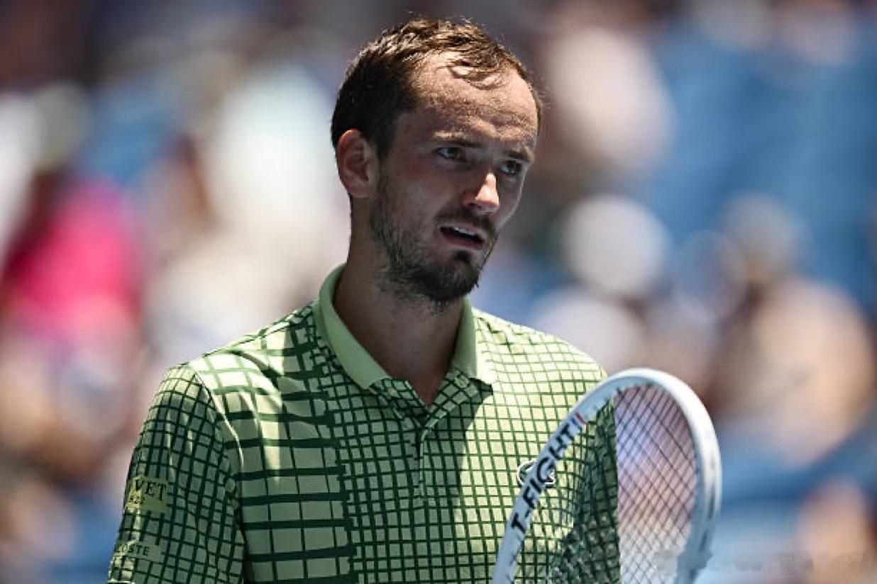 梅德韦杰夫澳网开门红梅总尽管丢了发胜，依旧在抢7里稳住了局面，最终以7:5，6: