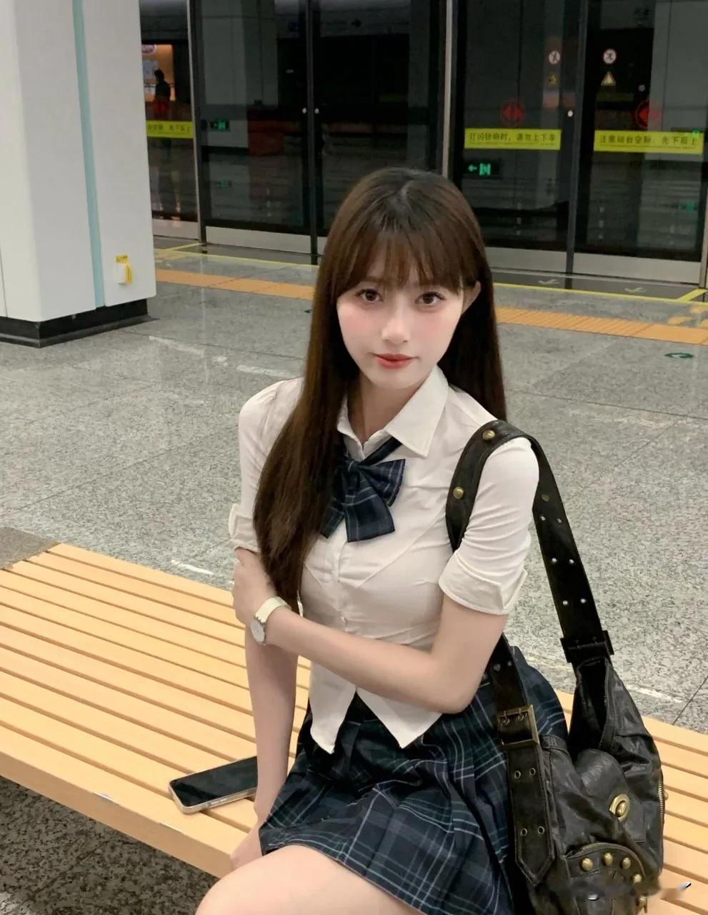 女人如何穿出含蓄的性感? 校园风少女，青春洋溢，甜美可人！💕📸
十件套夏季J