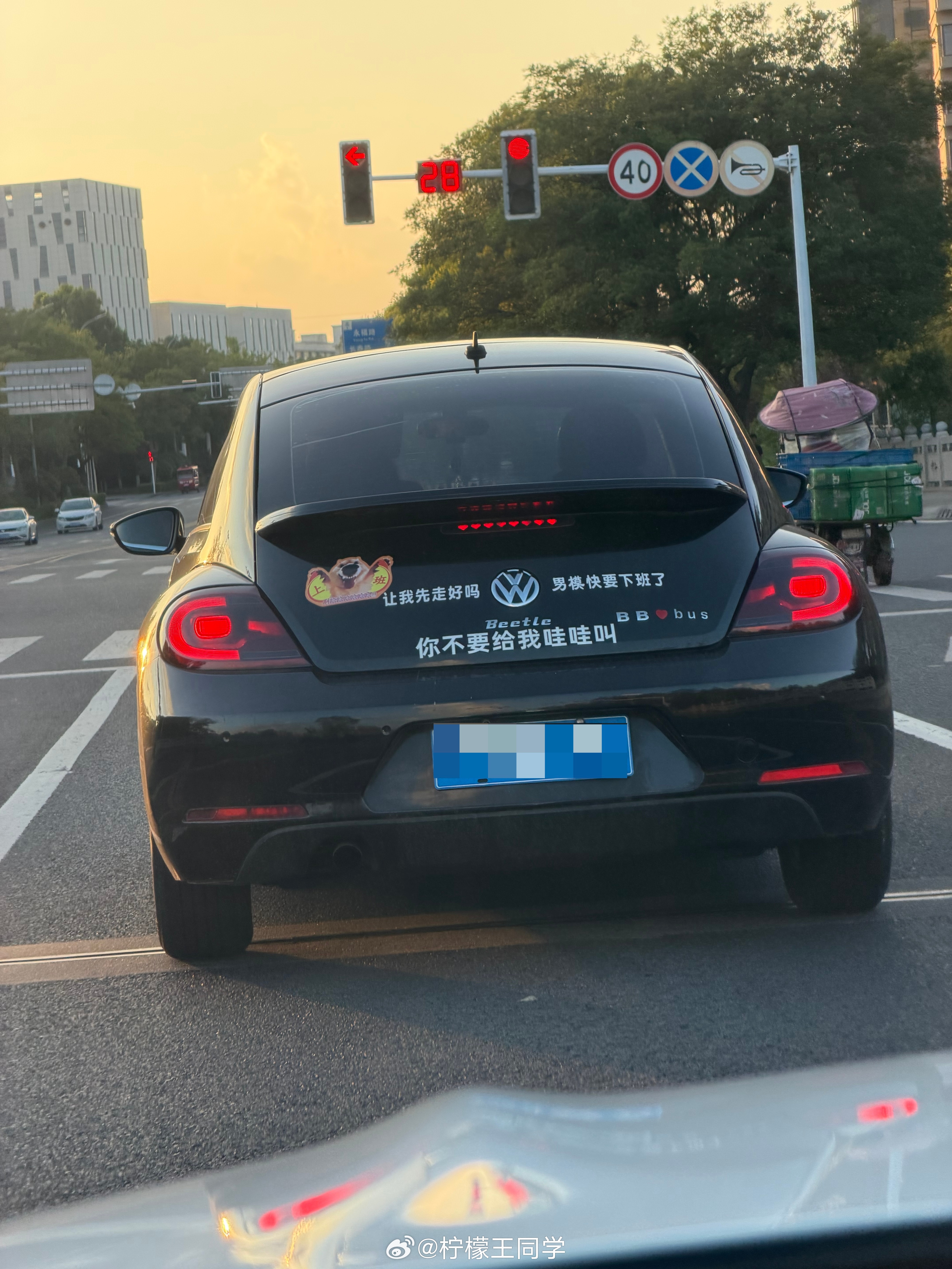偶遇一辆要下班的男模车，还挺有意思的，这么贴不怕尴尬吗？遇到熟人怎么办 
