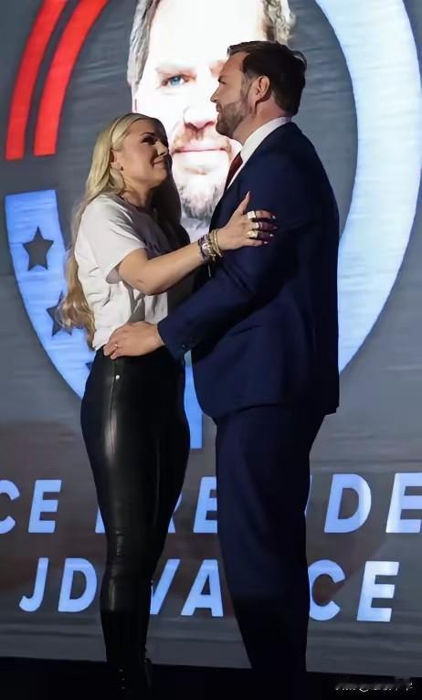 中西文化明显的差异表现在上司与部下在公众场合的距离，美国副总统万斯与女发言人拥抱