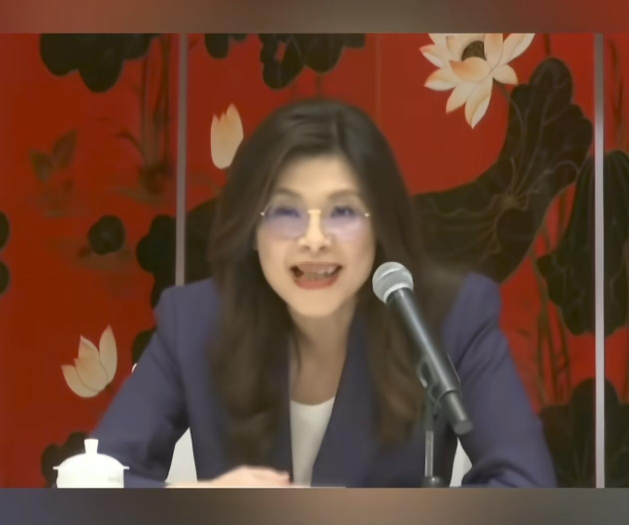 郑丽文在回答记者提问关于“和平统一”问题时突然有点紧张，明显担心说错话，她说要找