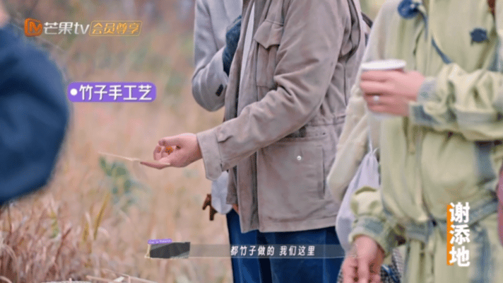 胡静时刻惦记着打儿子胡静逛集市这波操作笑发财了🤣 卢兆祥看到竹子戒尺，胡静瞬间