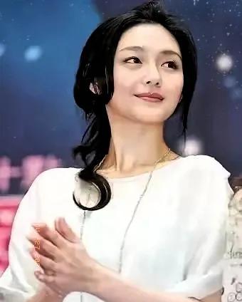 **大S具俊晔晒亲吻照，网友热议：告别过去，拥抱幸福？**

在这个信息爆炸的时