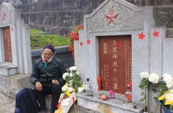 一位战士壮烈牺牲，妻子拒绝改嫁。28年后，妻子借了2000元作为路费，带着儿子来