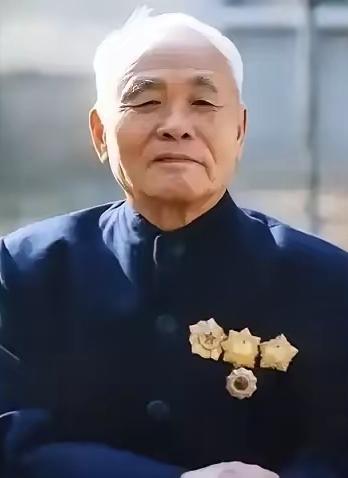 1949年，一个解放军军长回家探亲，亲娘就在眼前，他却装作不认识，还撒谎说：“大