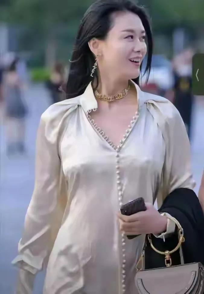 街拍优雅自信的小姐姐，侧颜照又美又飒。回头率超高。