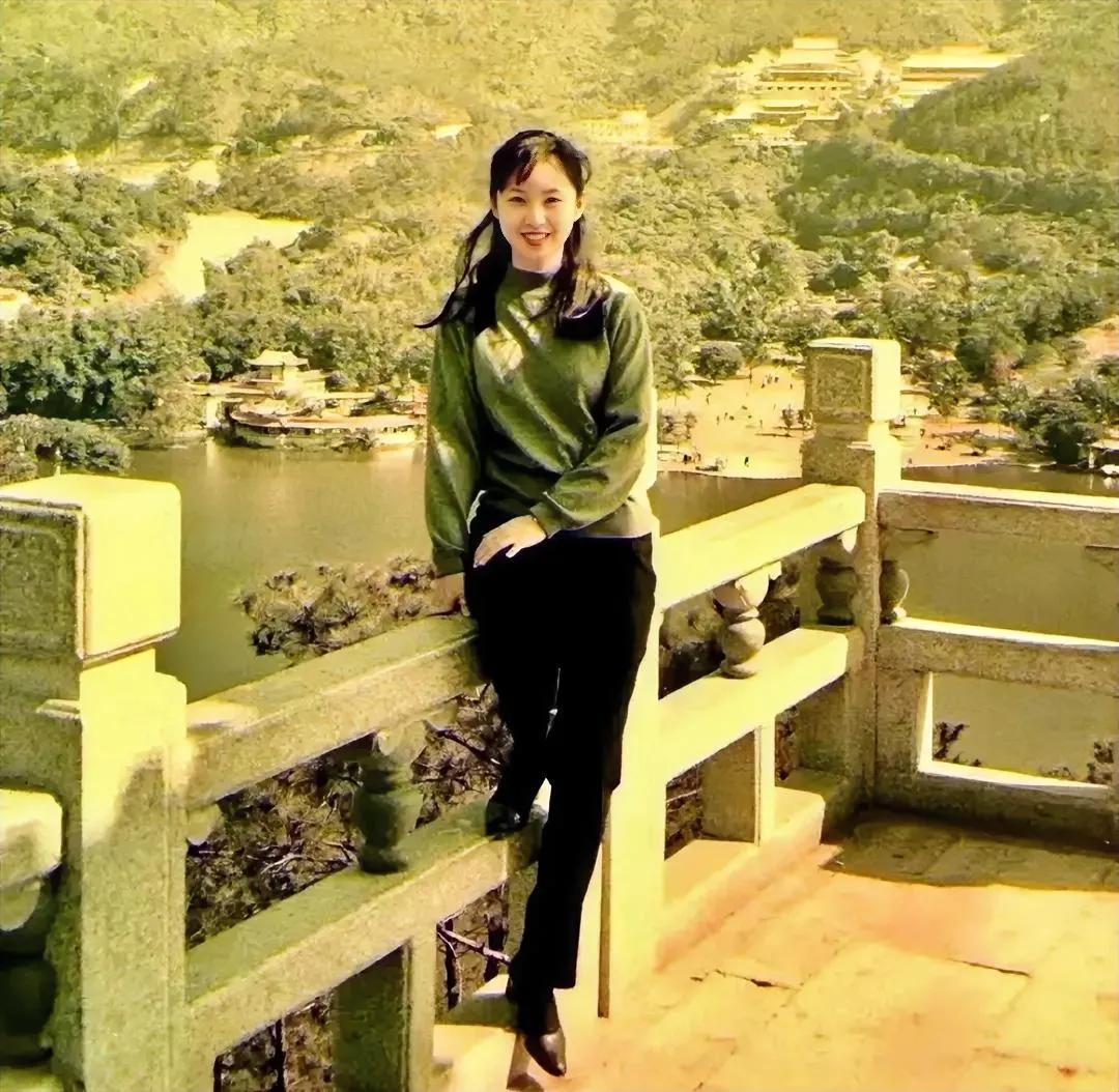 90年代，深圳仙湖植物园，一个“打工妹”的，留下了这一张照片，镜头中的她，明眸皓