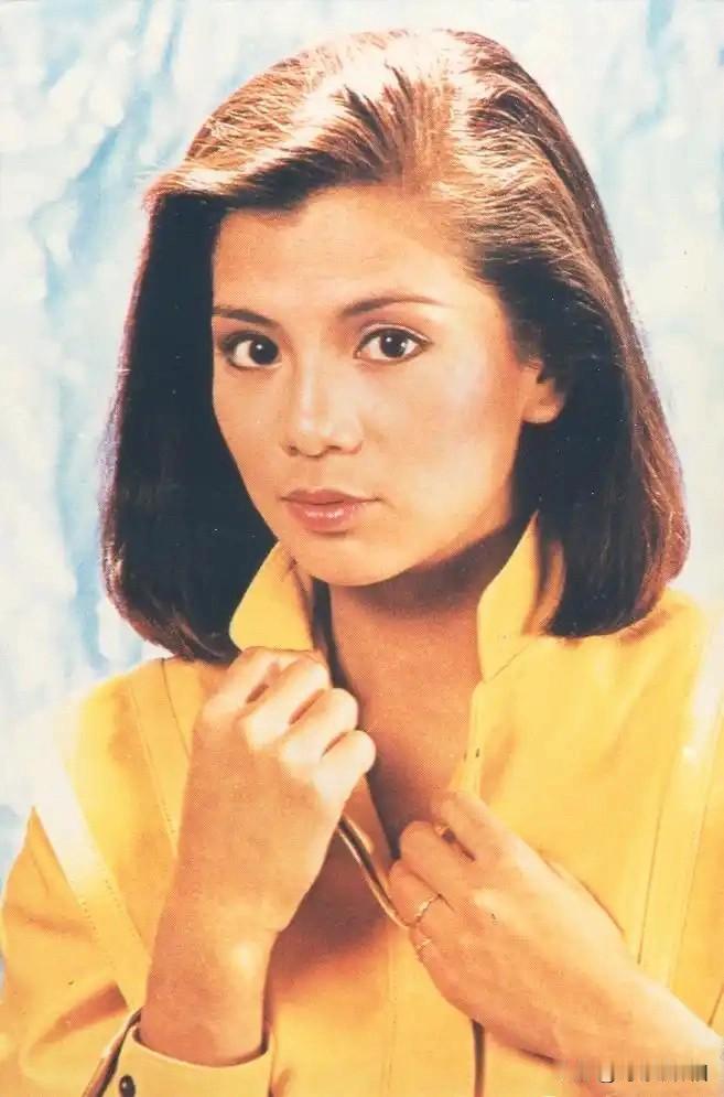 🎆永远的翁美玲👇
她轻扯衣领。
指尖划过衣料。
眼神里的灵气，比色彩更耀眼。